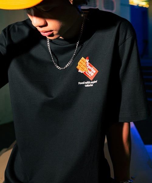 Ressaca(レサーカ)の「オーバーサイズ グラフィックプリント半袖クルーネックTシャツ(Tシャツ/カットソー・メンズ・ホワイト系その他/ホワイト×イエロー/ホワイト/ブラック×イエロー/ホワイト×レッド/ホワイト×グリーン/ホワイト×ブルー/ブラック×レッド/ブラック×グリーン/ブラック/ブラック系その他2/ブラック系その他/ブラック×ブルー/ホワイト系その他2/ホワイト×ブラック/ブラック×ホワイト・L/XL/M)」の12枚目の写真