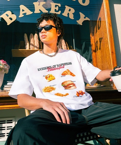 Ressaca(レサーカ)の「オーバーサイズ グラフィックプリント半袖クルーネックTシャツ(Tシャツ/カットソー・メンズ・ホワイト系その他/ホワイト×イエロー/ホワイト/ブラック×イエロー/ホワイト×レッド/ホワイト×グリーン/ホワイト×ブルー/ブラック×レッド/ブラック×グリーン/ブラック/ブラック系その他2/ブラック系その他/ブラック×ブルー/ホワイト系その他2/ホワイト×ブラック/ブラック×ホワイト・L/XL/M)」の2枚目の写真