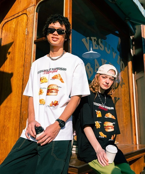 Ressaca(レサーカ)の「オーバーサイズ グラフィックプリント半袖クルーネックTシャツ(Tシャツ/カットソー・メンズ・ホワイト系その他/ホワイト×イエロー/ホワイト/ブラック×イエロー/ホワイト×レッド/ホワイト×グリーン/ホワイト×ブルー/ブラック×レッド/ブラック×グリーン/ブラック/ブラック系その他2/ブラック系その他/ブラック×ブルー/ホワイト系その他2/ホワイト×ブラック/ブラック×ホワイト・L/XL/M)」の19枚目の写真