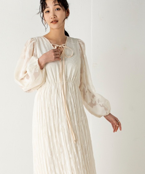 MILLION CARATS（ミリオンカラッツ）の「【前後2WAY】一枚で大人フェミニンスタイルを完成させるシアージャカードフラワーワンピース（ワンピース・レディース・ブラック/オフホワイト・FREE）」の2枚目の写真