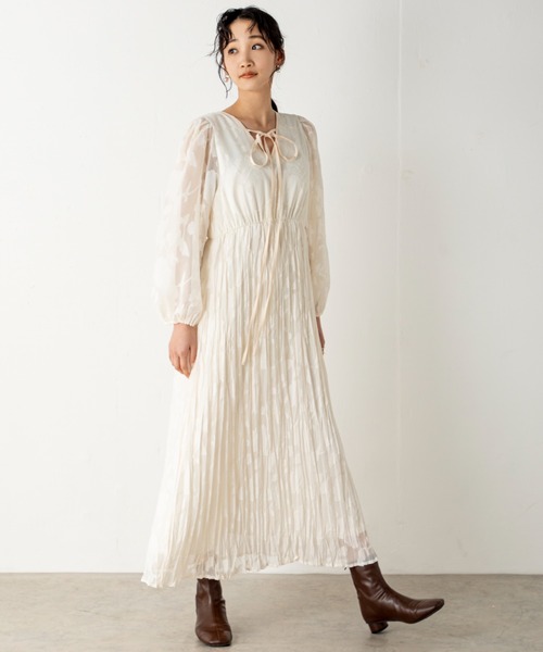 MILLION CARATS（ミリオンカラッツ）の「【前後2WAY】一枚で大人フェミニンスタイルを完成させるシアージャカードフラワーワンピース（ワンピース・レディース・ブラック/オフホワイト・FREE）」の3枚目の写真