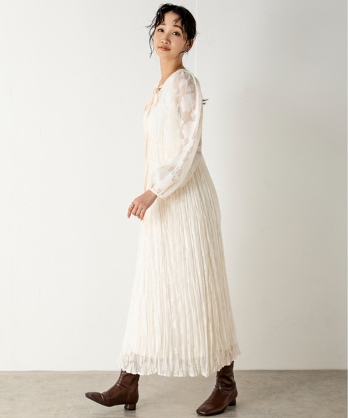 MILLION CARATS（ミリオンカラッツ）の「【前後2WAY】一枚で大人フェミニンスタイルを完成させるシアージャカードフラワーワンピース（ワンピース・レディース・ブラック/オフホワイト・FREE）」の4枚目の写真