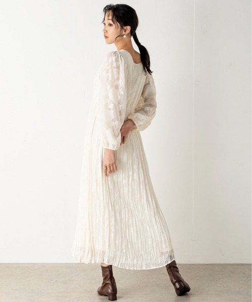 MILLION CARATS（ミリオンカラッツ）の「【前後2WAY】一枚で大人フェミニンスタイルを完成させるシアージャカードフラワーワンピース（ワンピース・レディース・ブラック/オフホワイト・FREE）」の5枚目の写真