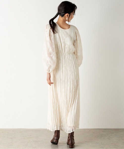 MILLION CARATS（ミリオンカラッツ）の「【前後2WAY】一枚で大人フェミニンスタイルを完成させるシアージャカードフラワーワンピース（ワンピース・レディース・ブラック/オフホワイト・FREE）」の6枚目の写真