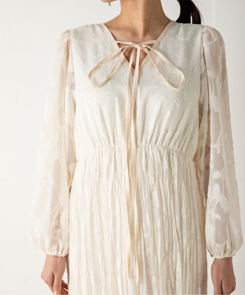 MILLION CARATS（ミリオンカラッツ）の「【前後2WAY】一枚で大人フェミニンスタイルを完成させるシアージャカードフラワーワンピース（ワンピース・レディース・ブラック/オフホワイト・FREE）」の7枚目の写真