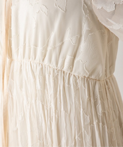 MILLION CARATS（ミリオンカラッツ）の「【前後2WAY】一枚で大人フェミニンスタイルを完成させるシアージャカードフラワーワンピース（ワンピース・レディース・ブラック/オフホワイト・FREE）」の8枚目の写真