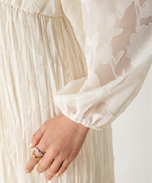 MILLION CARATS（ミリオンカラッツ）の「【前後2WAY】一枚で大人フェミニンスタイルを完成させるシアージャカードフラワーワンピース（ワンピース・レディース・ブラック/オフホワイト・FREE）」の9枚目の写真