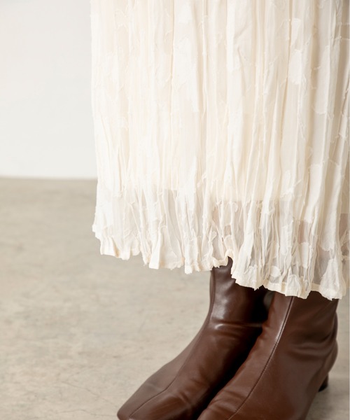 MILLION CARATS（ミリオンカラッツ）の「【前後2WAY】一枚で大人フェミニンスタイルを完成させるシアージャカードフラワーワンピース（ワンピース・レディース・ブラック/オフホワイト・FREE）」の11枚目の写真