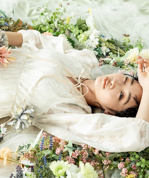 MILLION CARATS（ミリオンカラッツ）の「【前後2WAY】一枚で大人フェミニンスタイルを完成させるシアージャカードフラワーワンピース（ワンピース・レディース・ブラック/オフホワイト・FREE）」の12枚目の写真