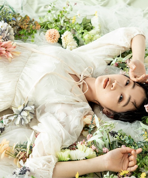 MILLION CARATS（ミリオンカラッツ）の「【前後2WAY】一枚で大人フェミニンスタイルを完成させるシアージャカードフラワーワンピース（ワンピース・レディース・ブラック/オフホワイト・FREE）」の13枚目の写真