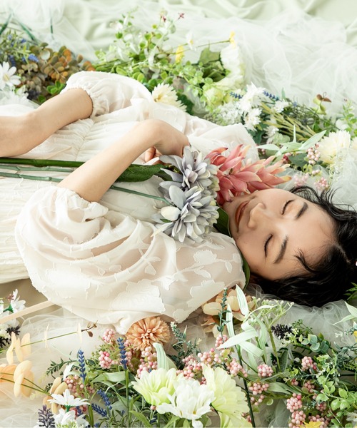 MILLION CARATS（ミリオンカラッツ）の「【前後2WAY】一枚で大人フェミニンスタイルを完成させるシアージャカードフラワーワンピース（ワンピース・レディース・ブラック/オフホワイト・FREE）」の14枚目の写真