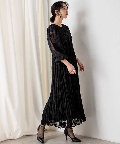 MILLION CARATS（ミリオンカラッツ）の「【前後2WAY】一枚で大人フェミニンスタイルを完成させるシアージャカードフラワーワンピース（ワンピース・レディース・ブラック/オフホワイト・FREE）」の16枚目の写真