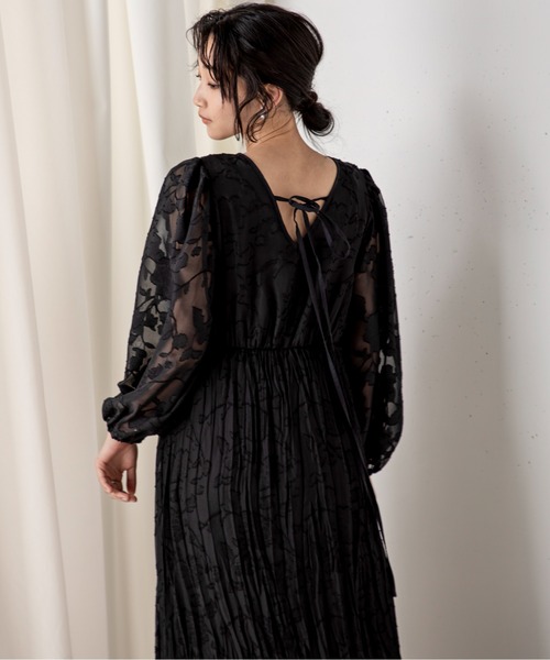 MILLION CARATS（ミリオンカラッツ）の「【前後2WAY】一枚で大人フェミニンスタイルを完成させるシアージャカードフラワーワンピース（ワンピース・レディース・ブラック/オフホワイト・FREE）」の18枚目の写真