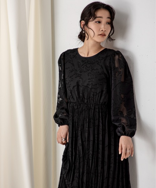 MILLION CARATS（ミリオンカラッツ）の「【前後2WAY】一枚で大人フェミニンスタイルを完成させるシアージャカードフラワーワンピース（ワンピース・レディース・ブラック/オフホワイト・FREE）」の19枚目の写真