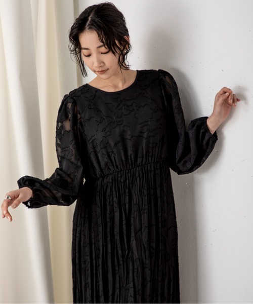 MILLION CARATS（ミリオンカラッツ）の「【前後2WAY】一枚で大人フェミニンスタイルを完成させるシアージャカードフラワーワンピース（ワンピース・レディース・ブラック/オフホワイト・FREE）」の20枚目の写真