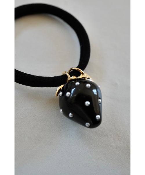 tone（トーン）の「【Agaro】No.347　大粒いちごのヘアゴム(MA)（ヘアゴム・レディース・ブルー/グリーン/レッド/ベージュ/ブラック/ライトブルー/パープル/レッド系その他/パープル系その他/グリーン系その他/ベージュ系その他/ブラック系1/ピンク/その他2/その他1/ブルー系その他3/ブラック系3/レッド系3/ピンク系3/ベージュ系3/グリーン系3/ベージュ系4/ブルー系4/パープル系4/グリーン系4/ブルー系その他4/ブラック系4/レッド系4/ピンク系4/ブルー系3/ブラック系5/ベージュ系5/ベージュ系6/ブラック系6/ブラウン系6/ホワイト系/グレー系その他/ブルー系その他2/ベージュ系その他7/グレー系3/グリーン系7/ブラック系7/その他3/ブラウン系8/ブラック系8/ベージュ系8/グレー系8/ダークブラウン系8・FREE）」の4枚目の写真