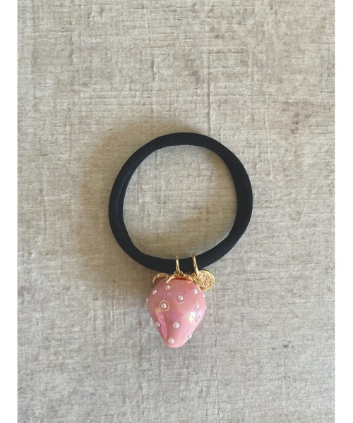 tone（トーン）の「【Agaro】No.347　大粒いちごのヘアゴム(MA)（ヘアゴム・レディース・ブルー/グリーン/レッド/ベージュ/ブラック/ライトブルー/パープル/レッド系その他/パープル系その他/グリーン系その他/ベージュ系その他/ブラック系1/ピンク/その他2/その他1/ブルー系その他3/ブラック系3/レッド系3/ピンク系3/ベージュ系3/グリーン系3/ベージュ系4/ブルー系4/パープル系4/グリーン系4/ブルー系その他4/ブラック系4/レッド系4/ピンク系4/ブルー系3/ブラック系5/ベージュ系5/ベージュ系6/ブラック系6/ブラウン系6/ホワイト系/グレー系その他/ブルー系その他2/ベージュ系その他7/グレー系3/グリーン系7/ブラック系7/その他3/ブラウン系8/ブラック系8/ベージュ系8/グレー系8/ダークブラウン系8・FREE）」の5枚目の写真