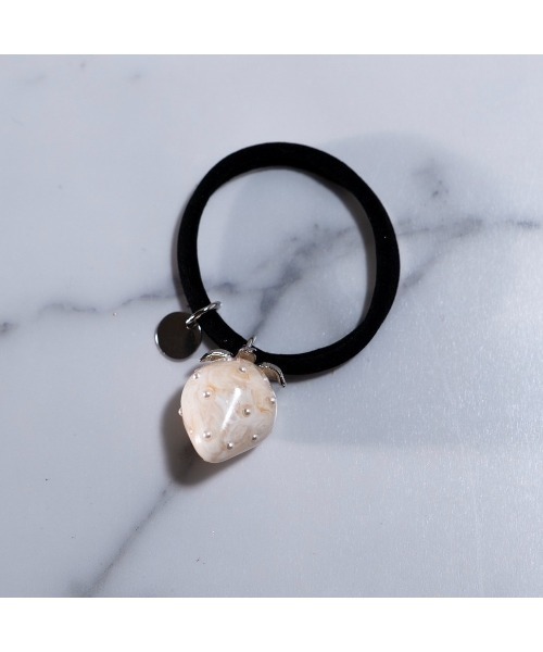 tone（トーン）の「【Agaro】No.347　大粒いちごのヘアゴム(MA)（ヘアゴム・レディース・ブルー/グリーン/レッド/ベージュ/ブラック/ライトブルー/パープル/レッド系その他/パープル系その他/グリーン系その他/ベージュ系その他/ブラック系1/ピンク/その他2/その他1/ブルー系その他3/ブラック系3/レッド系3/ピンク系3/ベージュ系3/グリーン系3/ベージュ系4/ブルー系4/パープル系4/グリーン系4/ブルー系その他4/ブラック系4/レッド系4/ピンク系4/ブルー系3/ブラック系5/ベージュ系5/ベージュ系6/ブラック系6/ブラウン系6/ホワイト系/グレー系その他/ブルー系その他2/ベージュ系その他7/グレー系3/グリーン系7/ブラック系7/その他3/ブラウン系8/ブラック系8/ベージュ系8/グレー系8/ダークブラウン系8・FREE）」の6枚目の写真