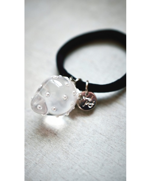 tone（トーン）の「【Agaro】No.347　大粒いちごのヘアゴム(MA)（ヘアゴム・レディース・ブルー/グリーン/レッド/ベージュ/ブラック/ライトブルー/パープル/レッド系その他/パープル系その他/グリーン系その他/ベージュ系その他/ブラック系1/ピンク/その他2/その他1/ブルー系その他3/ブラック系3/レッド系3/ピンク系3/ベージュ系3/グリーン系3/ベージュ系4/ブルー系4/パープル系4/グリーン系4/ブルー系その他4/ブラック系4/レッド系4/ピンク系4/ブルー系3/ブラック系5/ベージュ系5/ベージュ系6/ブラック系6/ブラウン系6/ホワイト系/グレー系その他/ブルー系その他2/ベージュ系その他7/グレー系3/グリーン系7/ブラック系7/その他3/ブラウン系8/ブラック系8/ベージュ系8/グレー系8/ダークブラウン系8・FREE）」の7枚目の写真