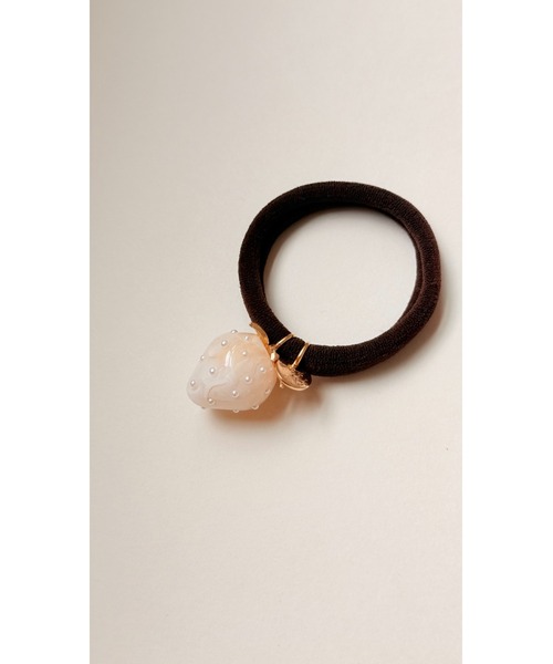 tone（トーン）の「【Agaro】No.347　大粒いちごのヘアゴム(MA)（ヘアゴム・レディース・ブルー/グリーン/レッド/ベージュ/ブラック/ライトブルー/パープル/レッド系その他/パープル系その他/グリーン系その他/ベージュ系その他/ブラック系1/ピンク/その他2/その他1/ブルー系その他3/ブラック系3/レッド系3/ピンク系3/ベージュ系3/グリーン系3/ベージュ系4/ブルー系4/パープル系4/グリーン系4/ブルー系その他4/ブラック系4/レッド系4/ピンク系4/ブルー系3/ブラック系5/ベージュ系5/ベージュ系6/ブラック系6/ブラウン系6/ホワイト系/グレー系その他/ブルー系その他2/ベージュ系その他7/グレー系3/グリーン系7/ブラック系7/その他3/ブラウン系8/ブラック系8/ベージュ系8/グレー系8/ダークブラウン系8・FREE）」の14枚目の写真