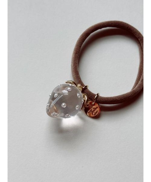 tone（トーン）の「【Agaro】No.347　大粒いちごのヘアゴム(MA)（ヘアゴム・レディース・ブルー/グリーン/レッド/ベージュ/ブラック/ライトブルー/パープル/レッド系その他/パープル系その他/グリーン系その他/ベージュ系その他/ブラック系1/ピンク/その他2/その他1/ブルー系その他3/ブラック系3/レッド系3/ピンク系3/ベージュ系3/グリーン系3/ベージュ系4/ブルー系4/パープル系4/グリーン系4/ブルー系その他4/ブラック系4/レッド系4/ピンク系4/ブルー系3/ブラック系5/ベージュ系5/ベージュ系6/ブラック系6/ブラウン系6/ホワイト系/グレー系その他/ブルー系その他2/ベージュ系その他7/グレー系3/グリーン系7/ブラック系7/その他3/ブラウン系8/ブラック系8/ベージュ系8/グレー系8/ダークブラウン系8・FREE）」の15枚目の写真