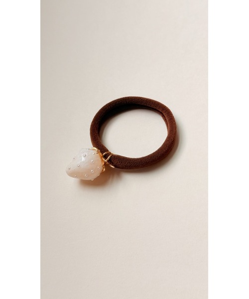 tone（トーン）の「【Agaro】No.347　大粒いちごのヘアゴム(MA)（ヘアゴム・レディース・ブルー/グリーン/レッド/ベージュ/ブラック/ライトブルー/パープル/レッド系その他/パープル系その他/グリーン系その他/ベージュ系その他/ブラック系1/ピンク/その他2/その他1/ブルー系その他3/ブラック系3/レッド系3/ピンク系3/ベージュ系3/グリーン系3/ベージュ系4/ブルー系4/パープル系4/グリーン系4/ブルー系その他4/ブラック系4/レッド系4/ピンク系4/ブルー系3/ブラック系5/ベージュ系5/ベージュ系6/ブラック系6/ブラウン系6/ホワイト系/グレー系その他/ブルー系その他2/ベージュ系その他7/グレー系3/グリーン系7/ブラック系7/その他3/ブラウン系8/ブラック系8/ベージュ系8/グレー系8/ダークブラウン系8・FREE）」の16枚目の写真