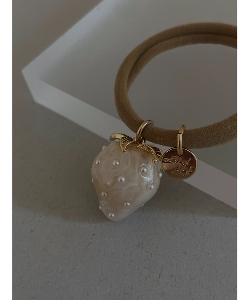 tone（トーン）の「【Agaro】No.347　大粒いちごのヘアゴム(MA)（ヘアゴム・レディース・ブルー/グリーン/レッド/ベージュ/ブラック/ライトブルー/パープル/レッド系その他/パープル系その他/グリーン系その他/ベージュ系その他/ブラック系1/ピンク/その他2/その他1/ブルー系その他3/ブラック系3/レッド系3/ピンク系3/ベージュ系3/グリーン系3/ベージュ系4/ブルー系4/パープル系4/グリーン系4/ブルー系その他4/ブラック系4/レッド系4/ピンク系4/ブルー系3/ブラック系5/ベージュ系5/ベージュ系6/ブラック系6/ブラウン系6/ホワイト系/グレー系その他/ブルー系その他2/ベージュ系その他7/グレー系3/グリーン系7/ブラック系7/その他3/ブラウン系8/ブラック系8/ベージュ系8/グレー系8/ダークブラウン系8・FREE）」の17枚目の写真