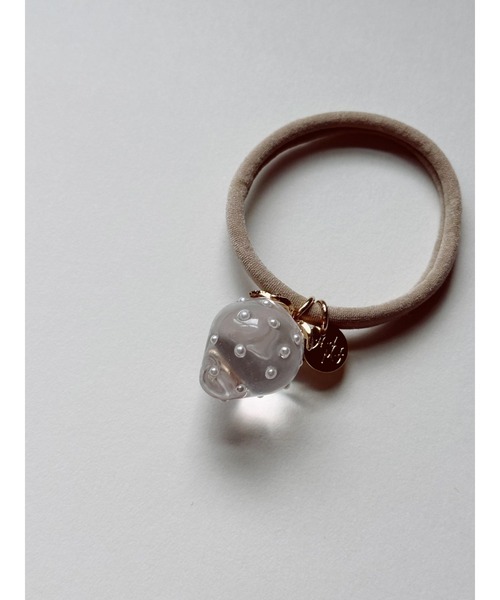 tone（トーン）の「【Agaro】No.347　大粒いちごのヘアゴム(MA)（ヘアゴム・レディース・ブルー/グリーン/レッド/ベージュ/ブラック/ライトブルー/パープル/レッド系その他/パープル系その他/グリーン系その他/ベージュ系その他/ブラック系1/ピンク/その他2/その他1/ブルー系その他3/ブラック系3/レッド系3/ピンク系3/ベージュ系3/グリーン系3/ベージュ系4/ブルー系4/パープル系4/グリーン系4/ブルー系その他4/ブラック系4/レッド系4/ピンク系4/ブルー系3/ブラック系5/ベージュ系5/ベージュ系6/ブラック系6/ブラウン系6/ホワイト系/グレー系その他/ブルー系その他2/ベージュ系その他7/グレー系3/グリーン系7/ブラック系7/その他3/ブラウン系8/ブラック系8/ベージュ系8/グレー系8/ダークブラウン系8・FREE）」の11枚目の写真