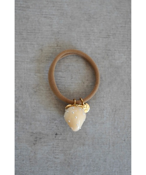 tone（トーン）の「【Agaro】No.347　大粒いちごのヘアゴム(MA)（ヘアゴム・レディース・ブルー/グリーン/レッド/ベージュ/ブラック/ライトブルー/パープル/レッド系その他/パープル系その他/グリーン系その他/ベージュ系その他/ブラック系1/ピンク/その他2/その他1/ブルー系その他3/ブラック系3/レッド系3/ピンク系3/ベージュ系3/グリーン系3/ベージュ系4/ブルー系4/パープル系4/グリーン系4/ブルー系その他4/ブラック系4/レッド系4/ピンク系4/ブルー系3/ブラック系5/ベージュ系5/ベージュ系6/ブラック系6/ブラウン系6/ホワイト系/グレー系その他/ブルー系その他2/ベージュ系その他7/グレー系3/グリーン系7/ブラック系7/その他3/ブラウン系8/ブラック系8/ベージュ系8/グレー系8/ダークブラウン系8・FREE）」の18枚目の写真