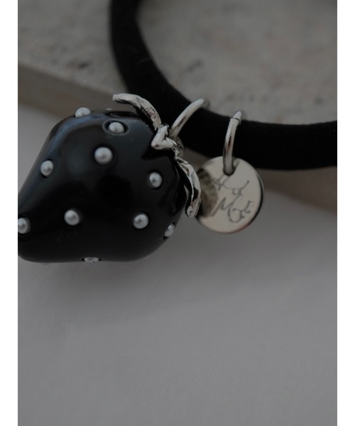 tone（トーン）の「【Agaro】No.347　大粒いちごのヘアゴム(MA)（ヘアゴム・レディース・ブルー/グリーン/レッド/ベージュ/ブラック/ライトブルー/パープル/レッド系その他/パープル系その他/グリーン系その他/ベージュ系その他/ブラック系1/ピンク/その他2/その他1/ブルー系その他3/ブラック系3/レッド系3/ピンク系3/ベージュ系3/グリーン系3/ベージュ系4/ブルー系4/パープル系4/グリーン系4/ブルー系その他4/ブラック系4/レッド系4/ピンク系4/ブルー系3/ブラック系5/ベージュ系5/ベージュ系6/ブラック系6/ブラウン系6/ホワイト系/グレー系その他/ブルー系その他2/ベージュ系その他7/グレー系3/グリーン系7/ブラック系7/その他3/ブラウン系8/ブラック系8/ベージュ系8/グレー系8/ダークブラウン系8・FREE）」の3枚目の写真