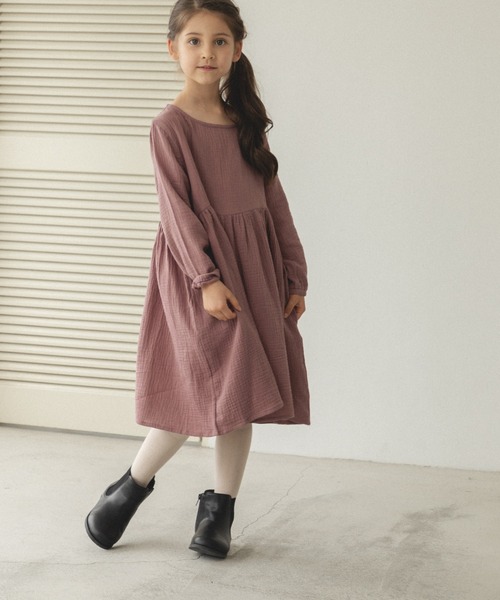 pairmanon（ペアマノン）の「【ママとおそろい】ダブルガーゼ 長袖 リラックス ワンピース コットン（ワンピース・キッズ・グレイッシュベージュ/ブルー/オリーブ/レッド系その他/ブラック/テラコッタ/ラベンダー/ピンク系その他/ブルー系その他/マスタード/サーモンピンク/アイボリー/パープル/ライトパープル/ネイビー・100/130/110/90/150/140/120）」の9枚目の写真