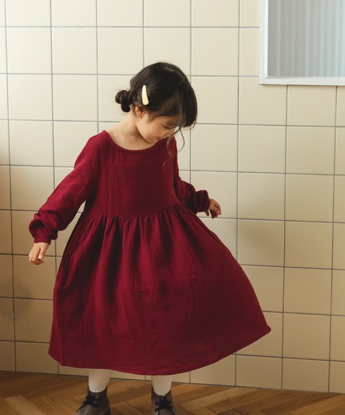 pairmanon（ペアマノン）の「【ママとおそろい】ダブルガーゼ 長袖 リラックス ワンピース コットン（ワンピース・キッズ・グレイッシュベージュ/ブルー/オリーブ/レッド系その他/ブラック/テラコッタ/ラベンダー/ピンク系その他/ブルー系その他/マスタード/サーモンピンク/アイボリー/パープル/ライトパープル/ネイビー・100/130/110/90/150/140/120）」の15枚目の写真