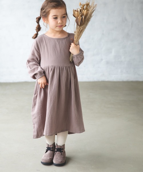 pairmanon（ペアマノン）の「【ママとおそろい】ダブルガーゼ 長袖 リラックス ワンピース コットン（ワンピース・キッズ・グレイッシュベージュ/ブルー/オリーブ/レッド系その他/ブラック/テラコッタ/ラベンダー/ピンク系その他/ブルー系その他/マスタード/サーモンピンク/アイボリー/パープル/ライトパープル/ネイビー・100/130/110/90/150/140/120）」の5枚目の写真