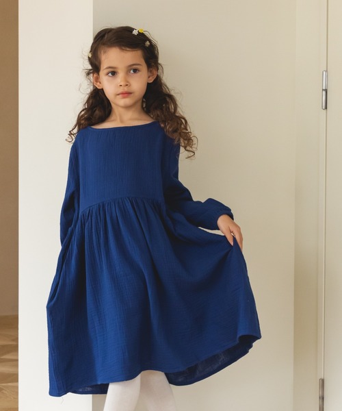 pairmanon（ペアマノン）の「【ママとおそろい】ダブルガーゼ 長袖 リラックス ワンピース コットン（ワンピース・キッズ・グレイッシュベージュ/ブルー/オリーブ/レッド系その他/ブラック/テラコッタ/ラベンダー/ピンク系その他/ブルー系その他/マスタード/サーモンピンク/アイボリー/パープル/ライトパープル/ネイビー・100/130/110/90/150/140/120）」の7枚目の写真