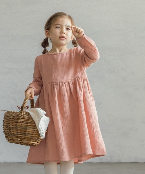 pairmanon（ペアマノン）の「【ママとおそろい】ダブルガーゼ 長袖 リラックス ワンピース コットン（ワンピース・キッズ・グレイッシュベージュ/ブルー/オリーブ/レッド系その他/ブラック/テラコッタ/ラベンダー/ピンク系その他/ブルー系その他/マスタード/サーモンピンク/アイボリー/パープル/ライトパープル/ネイビー・100/130/110/90/150/140/120）」の14枚目の写真