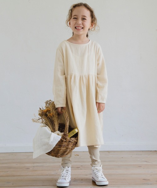 pairmanon（ペアマノン）の「【ママとおそろい】ダブルガーゼ 長袖 リラックス ワンピース コットン（ワンピース・キッズ・グレイッシュベージュ/ブルー/オリーブ/レッド系その他/ブラック/テラコッタ/ラベンダー/ピンク系その他/ブルー系その他/マスタード/サーモンピンク/アイボリー/パープル/ライトパープル/ネイビー・100/130/110/90/150/140/120）」の2枚目の写真