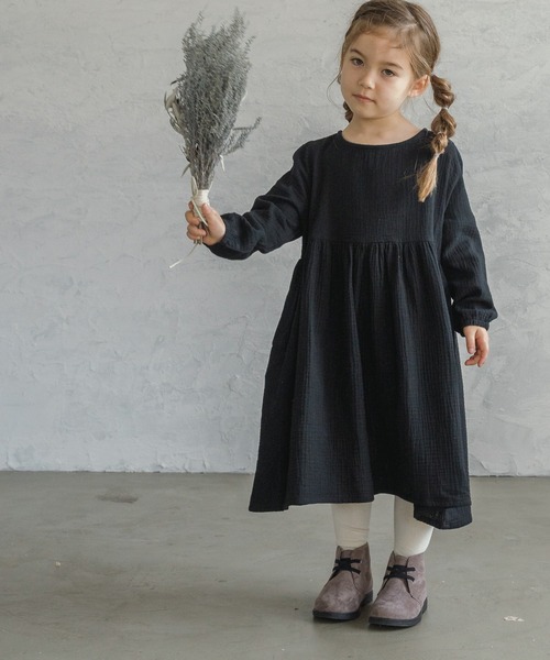 pairmanon（ペアマノン）の「【ママとおそろい】ダブルガーゼ 長袖 リラックス ワンピース コットン（ワンピース・キッズ・グレイッシュベージュ/ブルー/オリーブ/レッド系その他/ブラック/テラコッタ/ラベンダー/ピンク系その他/ブルー系その他/マスタード/サーモンピンク/アイボリー/パープル/ライトパープル/ネイビー・100/130/110/90/150/140/120）」の3枚目の写真