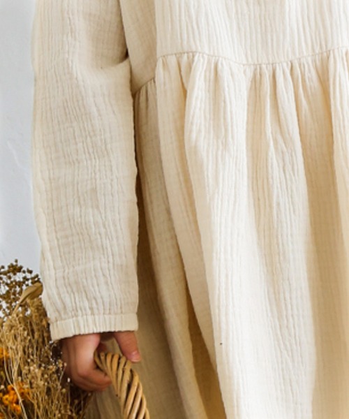 pairmanon（ペアマノン）の「【ママとおそろい】ダブルガーゼ 長袖 リラックス ワンピース コットン（ワンピース・キッズ・グレイッシュベージュ/ブルー/オリーブ/レッド系その他/ブラック/テラコッタ/ラベンダー/ピンク系その他/ブルー系その他/マスタード/サーモンピンク/アイボリー/パープル/ライトパープル/ネイビー・100/130/110/90/150/140/120）」の16枚目の写真