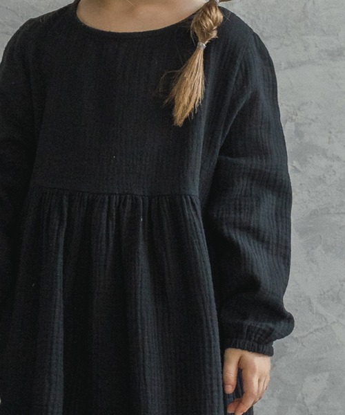 pairmanon（ペアマノン）の「【ママとおそろい】ダブルガーゼ 長袖 リラックス ワンピース コットン（ワンピース・キッズ・グレイッシュベージュ/ブルー/オリーブ/レッド系その他/ブラック/テラコッタ/ラベンダー/ピンク系その他/ブルー系その他/マスタード/サーモンピンク/アイボリー/パープル/ライトパープル/ネイビー・100/130/110/90/150/140/120）」の18枚目の写真