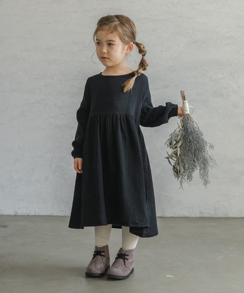 pairmanon（ペアマノン）の「【ママとおそろい】ダブルガーゼ 長袖 リラックス ワンピース コットン（ワンピース・キッズ・グレイッシュベージュ/ブルー/オリーブ/レッド系その他/ブラック/テラコッタ/ラベンダー/ピンク系その他/ブルー系その他/マスタード/サーモンピンク/アイボリー/パープル/ライトパープル/ネイビー・100/130/110/90/150/140/120）」の19枚目の写真