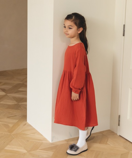 pairmanon（ペアマノン）の「【ママとおそろい】ダブルガーゼ 長袖 リラックス ワンピース コットン（ワンピース・キッズ・グレイッシュベージュ/ブルー/オリーブ/レッド系その他/ブラック/テラコッタ/ラベンダー/ピンク系その他/ブルー系その他/マスタード/サーモンピンク/アイボリー/パープル/ライトパープル/ネイビー・100/130/110/90/150/140/120）」の21枚目の写真