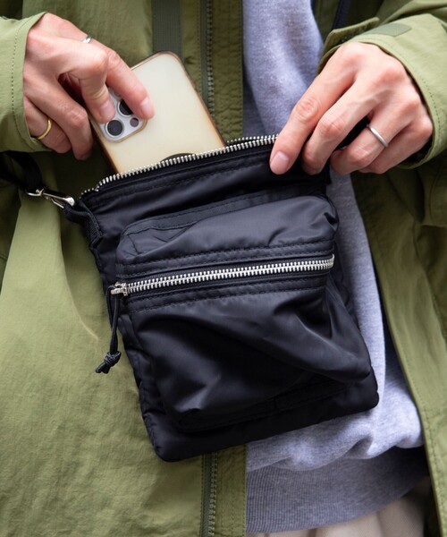 GLOSTER（グロスター）の「【GLOSTER/グロスター】パデッドタンカースバッグ 2nd クロシェット付き（ショルダーバッグ・メンズ・ブラック/オリーブ・FREE）」の2枚目の写真