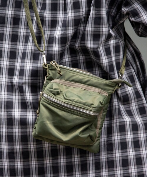 GLOSTER（グロスター）の「【GLOSTER/グロスター】パデッドタンカースバッグ 2nd クロシェット付き（ショルダーバッグ・メンズ・ブラック/オリーブ・FREE）」の18枚目の写真