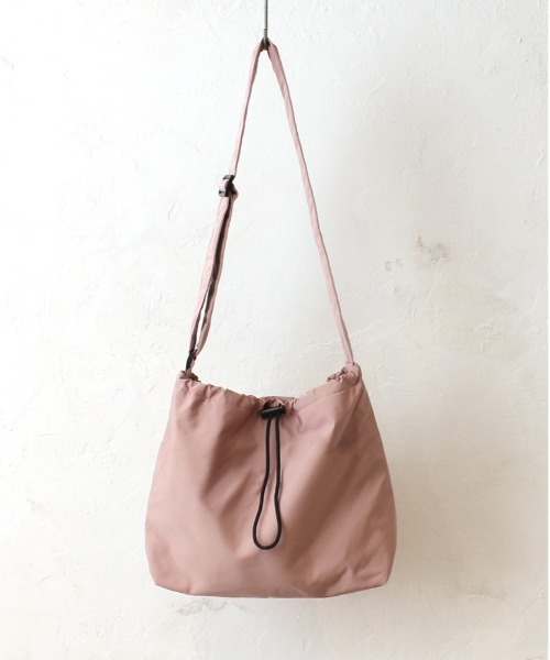 and it_（アンドイット）の「ドロストラージショルダー（ショルダーバッグ・レディース・グレー/ピンク/アイボリー/ブラック・FREE）」の4枚目の写真