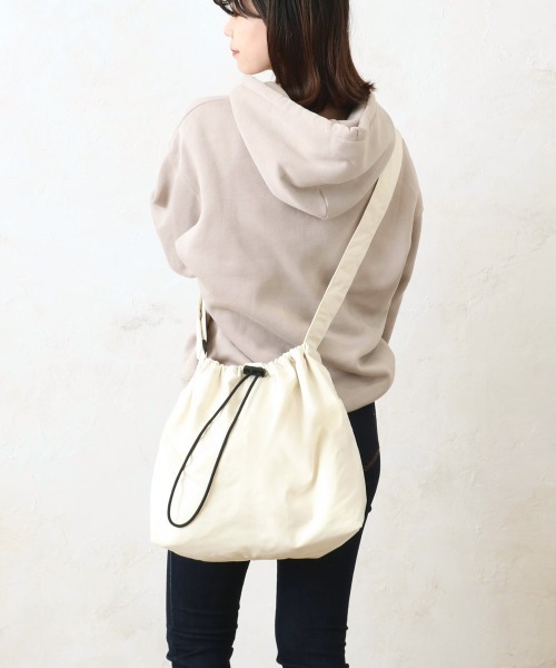 and it_（アンドイット）の「ドロストラージショルダー（ショルダーバッグ・レディース・グレー/ピンク/アイボリー/ブラック・FREE）」の2枚目の写真