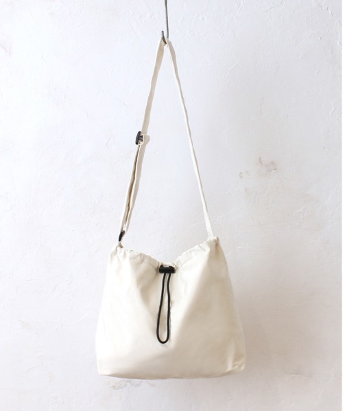 and it_（アンドイット）の「ドロストラージショルダー（ショルダーバッグ・レディース・グレー/ピンク/アイボリー/ブラック・FREE）」の6枚目の写真