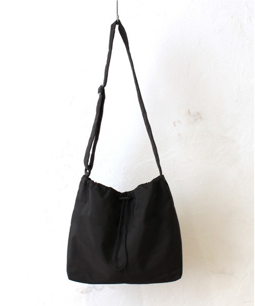 and it_（アンドイット）の「ドロストラージショルダー（ショルダーバッグ・レディース・グレー/ピンク/アイボリー/ブラック・FREE）」の8枚目の写真