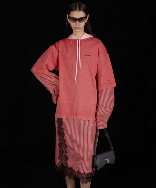 PRANK PROJECT(プランクプロジェクト)の「ダメージTレイヤードシャツワンピ / Damaged Tee Layered Shirt One Piece(シャツワンピース・レディース・ライトグレー/チャコールグレー/レッド・FREE)」の9枚目の写真