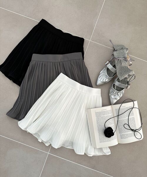 MAJESTIC LEGON（マジェスティックレゴン）の「プリーツフレアミニスカパン（スカート・レディース・ブラック/グレー/オフホワイト・MEDIUM）」の2枚目の写真