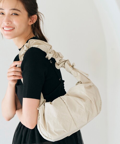 grove（グローブ）の「◆ギャザーフリルリボンムーンショルダー（ショルダーバッグ・レディース・ライトベージュ/ブラック/チャコールグレー/ライトグレー/シルバー系その他5・00）」の4枚目の写真